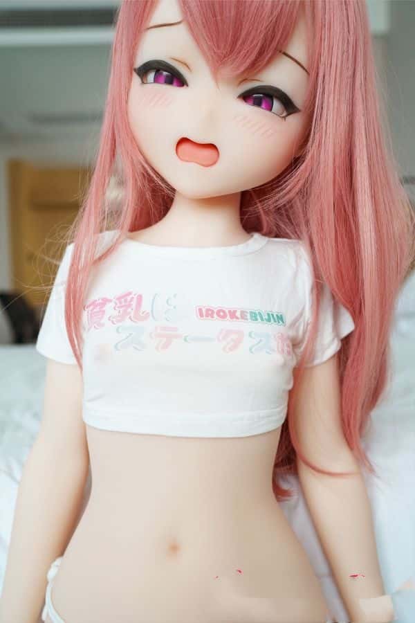 色気あふれる美女、110cmのEma-Bヘッドを採用したTPE製ラブドール。バストは平らで、エルフの耳とChubby体型が特徴的。S-TPE製でカスタマイズ可能、オーラルにも対応するダッチワイフ。アニメ風のデザインで、コストパフォーマンスに優れた一品。